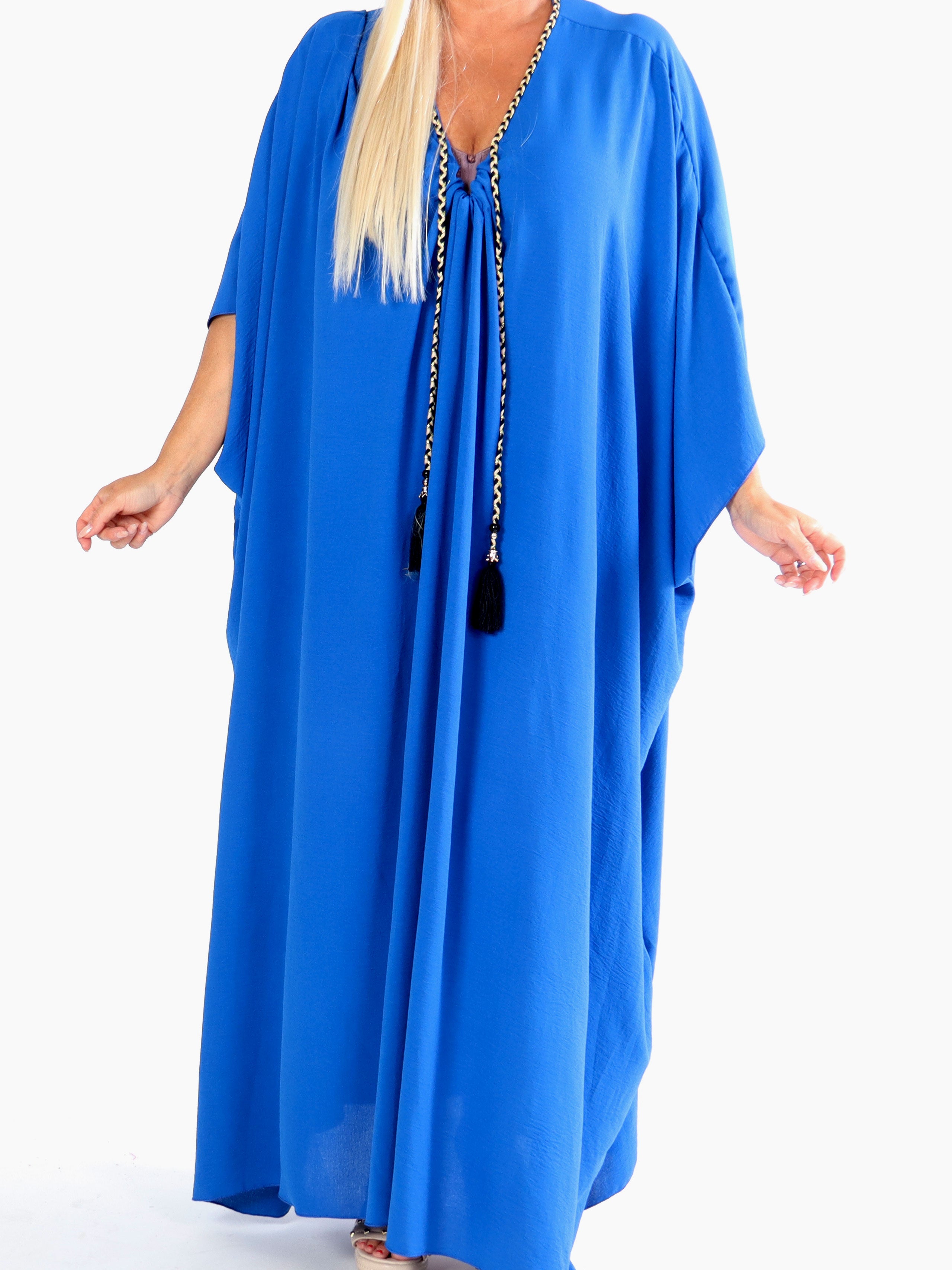 Nynne Plain - Lang plain plus size kjole med flettet snore